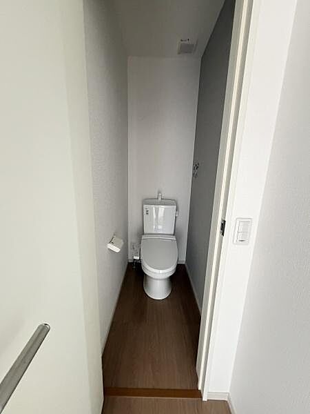 トイレはシンプルなデザインで清潔感のある空間です。床には落ち着いた色調のフローリングが使用されています。独立したスペースとなっておりゆったりと使用することができます。