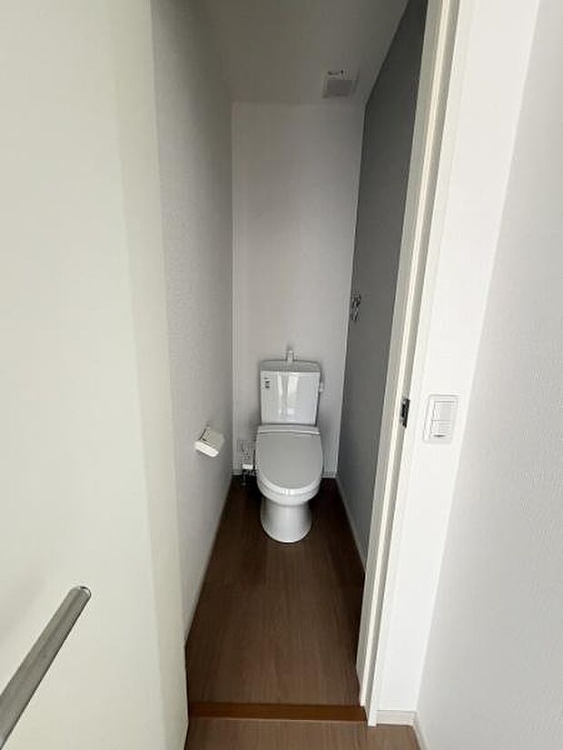 トイレはシンプルなデザインで清潔感のある空間です。床には落ち着いた色調のフローリングが使用されています。独立したスペースとなっておりゆったりと使用することができます。
