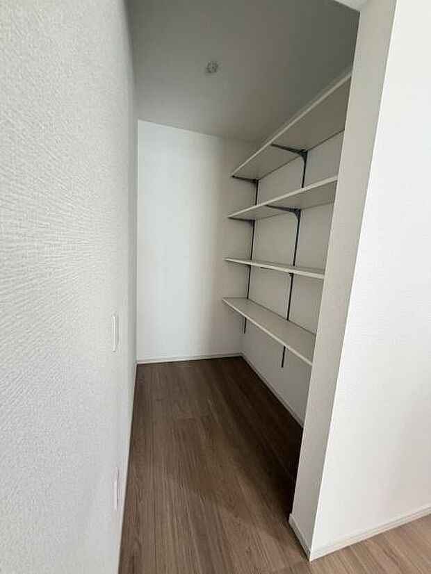 壁一面の棚が備え付けられているため空間を無駄なく活用できます。奥行きのある構造で収納力も安心です。シンプルなデザインで整理整頓もはかどります。入り口も広めで出し入れがしやすいです。