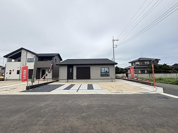 駐車スペースがゆったりと確保されていますので車の出し入れがしやすいです。道路へのアクセスがスムーズな配置です。敷地内が広いため車両の移動や作業にも便利です。周囲もすっきりとした環境です。