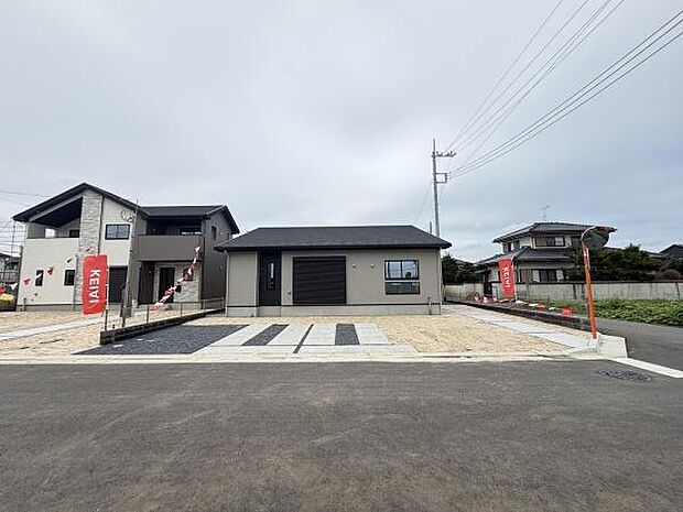 駐車スペースがゆったりと確保されていますので車の出し入れがしやすいです。道路へのアクセスがスムーズな配置です。敷地内が広いため車両の移動や作業にも便利です。周囲もすっきりとした環境です。