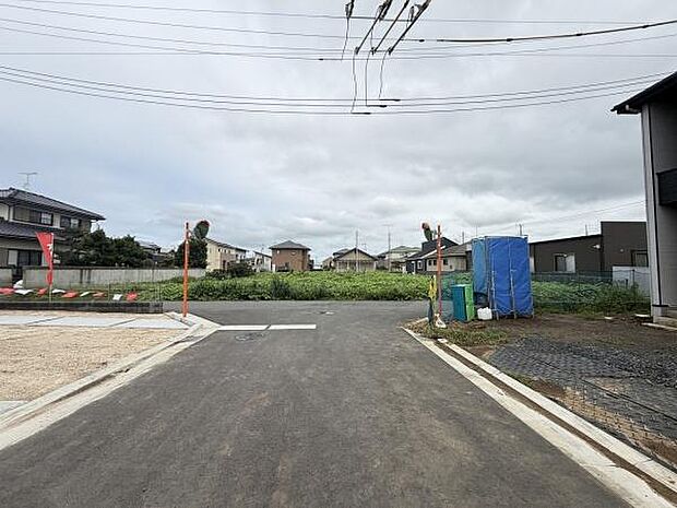 現地は前面道路がしっかりと舗装されており周辺には住宅が並ぶ落ち着いた雰囲気が広がっています。周辺環境が整っており敷地もゆとりある印象です。道路の幅がゆったりしており車の出入りもスムーズに行えます。