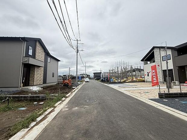 前面道路が広く車の出入りもスムーズに行えます。整った区画と新しい住環境が特徴です。周囲には新築住宅が立ち並び統一感のある街並みです。道路沿いにはインフラが整備されています。