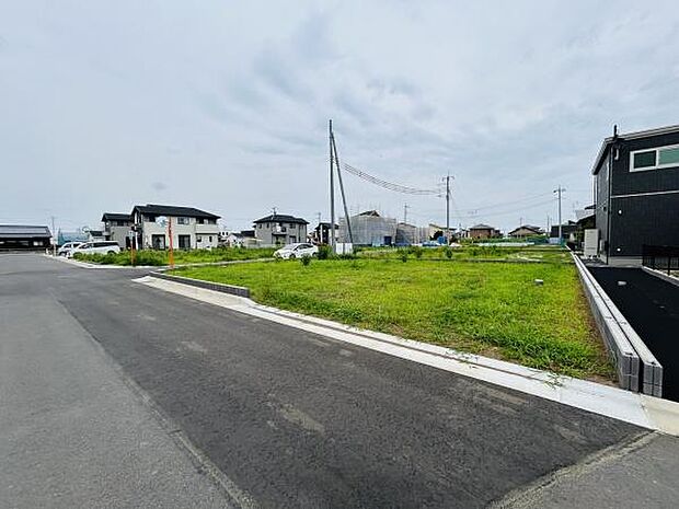 静かな住宅街に位置する区画です。周辺には新しい住宅が建ち並び落ち着いた環境が広がっています。道路幅もしっかり確保されており車の出入りもスムーズです。