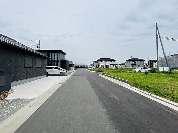 前面道路は幅がしっかりと確保され車の出入りもスムーズに行えます。周辺には新しい住宅が並び整った街並みが特徴です。道路沿いは開放感があり圧迫感を感じにくい環境です。静かな住宅街の雰囲気が広がっています。