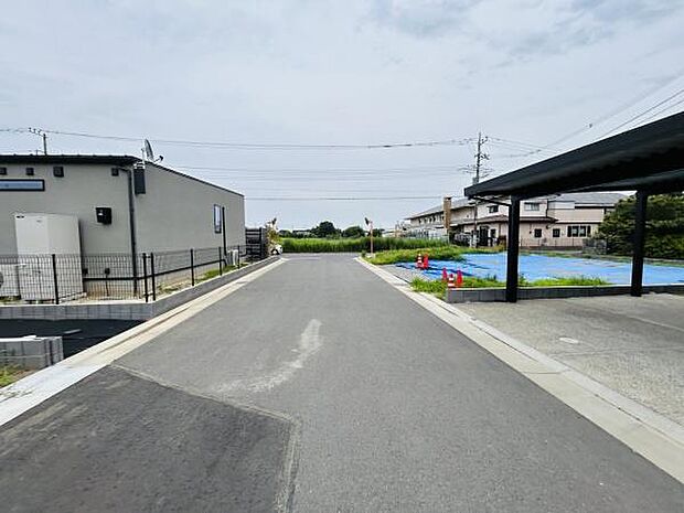 現地写真には前面道路がしっかりと整備されており周辺には住宅が並んでいます。道幅も広く感じられ車の出入りもしやすい印象です。周辺環境の様子をしっかり確認できる現地写真となっています。