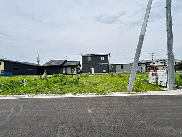 前面道路が広く車両の出入りがしやすい区画です。周辺には新しい住宅もあり整った街並みが印象的です。ゆとりある敷地で自由なプランが可能です。電柱が近くにありインフラの設備も整っています。