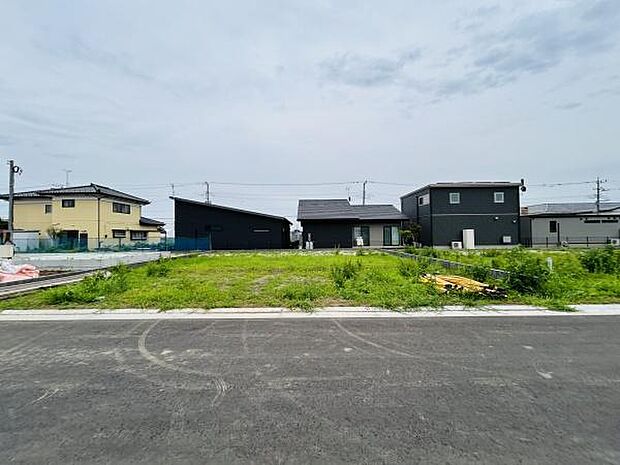 幅広い建築プランに対応できる整形地です。周囲には新しい住宅が並び落ち着いた雰囲気が広がっています。道路にしっかり面しているため車の出入りもスムーズです。視界も開けており住まいづくりに適した土地です。