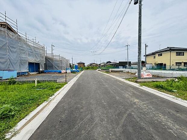 前面道路は幅が広く車の出入りがしやすい環境です。現地周辺はすっきりとした印象で敷地も整っています。電柱や配線も整然と配置されておりすぐに新生活を始められる雰囲気があります。