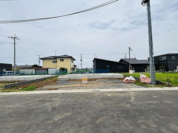 落ち着いた住宅街に位置し前面道路の幅もゆったりしています。周囲には戸建てが並び開放感のある土地です。整った地形で建築計画がしやすい印象です。新築用地としてご検討いただけます。