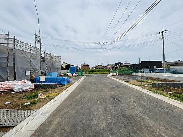 前面道路が広々としており車の出入りがしやすい環境です。現地は新しい住宅の建設が進んでおり開放的な雰囲気が特徴です。周辺は住宅が整然と並ぶエリアで生活しやすい印象があります。