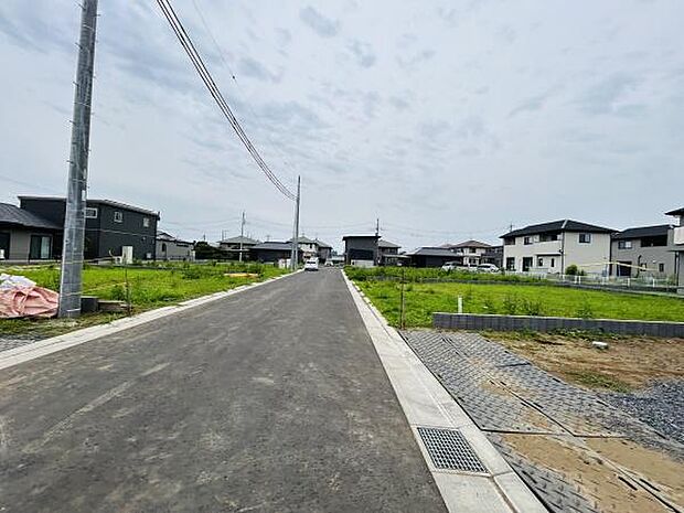 前面道路が広々としており車の出入りもしやすい環境です。周辺には新しい住宅が並び落ち着いた雰囲気が広がっています。道路もきれいに整備されており歩道も確保されています。