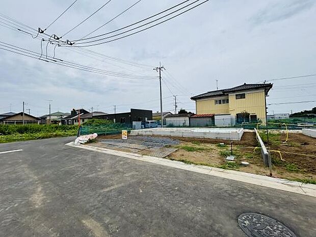 落ち着いた住宅街に位置し開放感のある区画です。前面道路も広く車の出入りがしやすいです。周囲は視界が抜けており陽当たりも良好です。建築のプランが立てやすい整形地となっています。