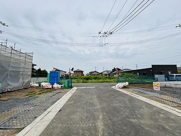 現地の前面道路は見通しが良く周囲には新しい建物が建築中です。前面道路の舗装もしっかり整備されています。周辺には住宅が立ち並びすっきりとした景観が広がっています。