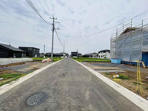 前面道路は幅に余裕があり車の出入りがしやすい印象です。周囲には新しい住宅が並びすっきりとした街並みです。ライフライン設備も整えられ生活に便利な環境が整いつつあります。