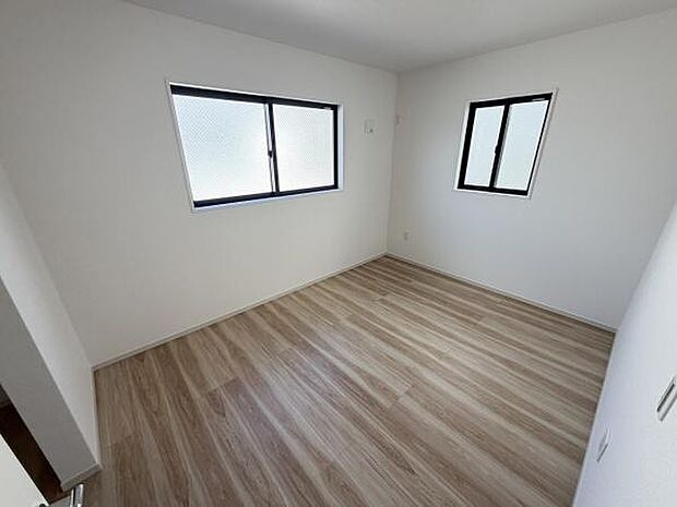 2面の窓からしっかりと光が入る明るい子供部屋です。壁と床の色合いがすっきりとしており家具のレイアウトも自在に楽しめます。シンプルな空間が日々の暮らしに合わせやすい雰囲気です。