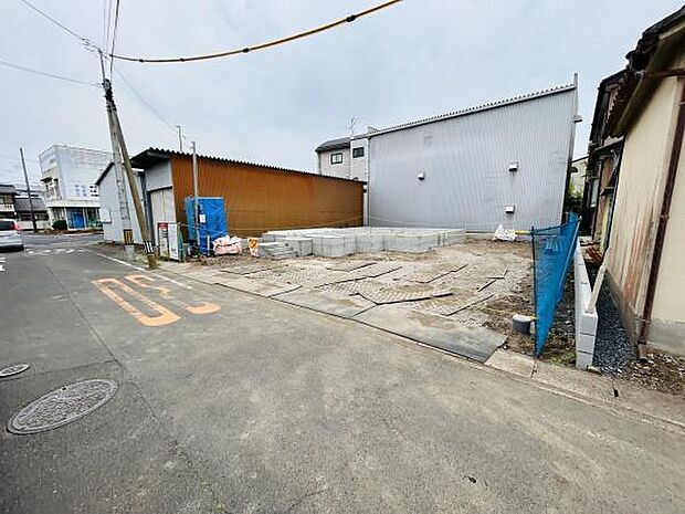 前面道路が広く車の出入りもスムーズに行えます。周辺は落ち着いた住宅街に位置しています。敷地内は整地済みで建築が始めやすい状態です。角地に位置し日当たりにも配慮されています。