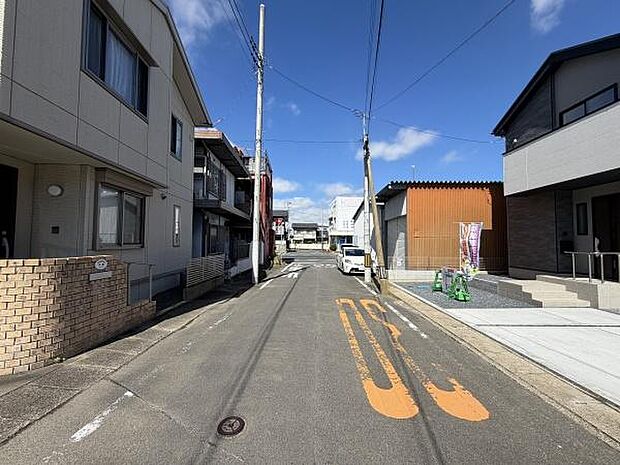 周辺には戸建てや低層住宅が並び落ち着いた街並みが広がっています。前面道路は幅にゆとりがあり車の出入りがしやすい印象です。道路面は舗装状態も良くしっかりと整備されています。