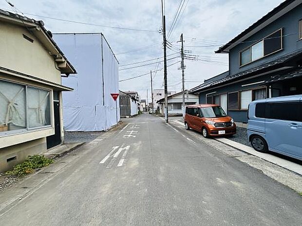 現地周辺は落ち着いた住宅街が広がっております。前面道路は見通しがよく周囲の住環境がうかがえます。整備された道路幅で車の出し入れもスムーズです。周辺の建物との距離感も感じられます。