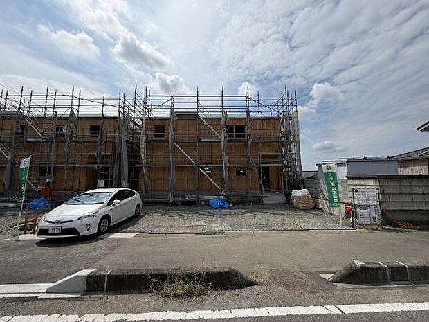 建築中の建物で今後どのように仕上がるかが楽しみな物件です。足場がしっかりと組まれており工事が着実に進んでいる様子が伺えます。道路に面しており車の出入りも便利です。