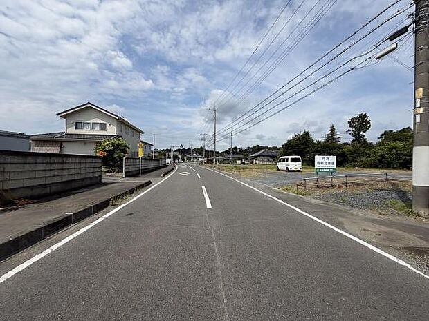 広々とした前面道路に面した立地で車の出入りもスムーズに行えます。周囲には住宅や緑が点在し落ち着いた雰囲気が感じられます。電柱や電線も整然と配置されており周辺環境も整っています。