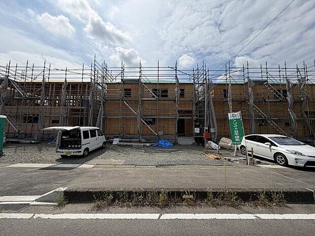 現在建設中の物件で新築ならではの安心感があります。外観はシンプルで落ち着いた印象です。駐車スペースも確保されており車を利用する方にも便利です。現地の様子を直接確認できるのもポイントです。