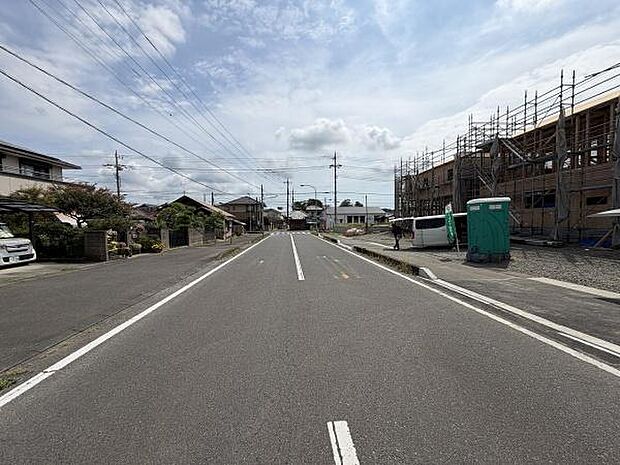 前面道路は広々としており車両の通行や駐車がしやすい環境です。電柱や電線も整然と配置されています。周囲には新築の建物も確認でき住環境が整いつつあります。