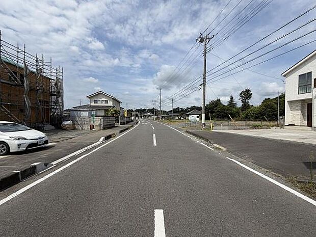 前面道路は見通しが良く開放感のある周辺環境です。整備された舗装道路が特徴的で車の出入りもしやすい造りとなっています。電柱や緑もバランス良く配置されています。歩道も確保されているので安心です。