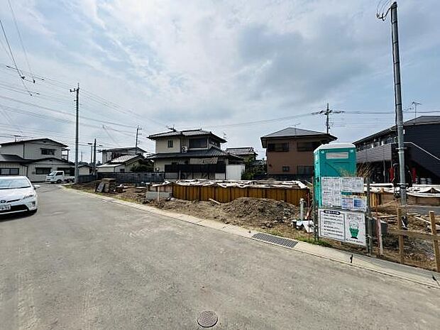 周辺には落ち着いた住宅が建ち並び静かな環境が広がっています。前面道路が広めで車の出入りもゆとりがあります。日当たりも良好な印象です。近隣の雰囲気を感じながら建築計画を進められる環境です。