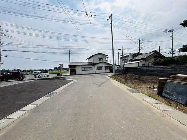 前面道路がしっかり整備されており車の出入りもスムーズに行えます。周囲は開放感があり視界が広がります。住宅地の落ち着いた雰囲気が漂う環境です。敷地へのアクセスも良好で安心感がえられます。
