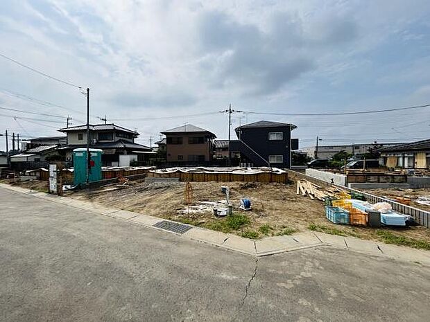 広々とした土地が確保されており周囲には落ち着いた住宅が並んでいます。前面道路が整備されており車のアクセスもスムーズです。現在建築中で新しい住まいを検討されている方にもおすすめしやすい区画です。