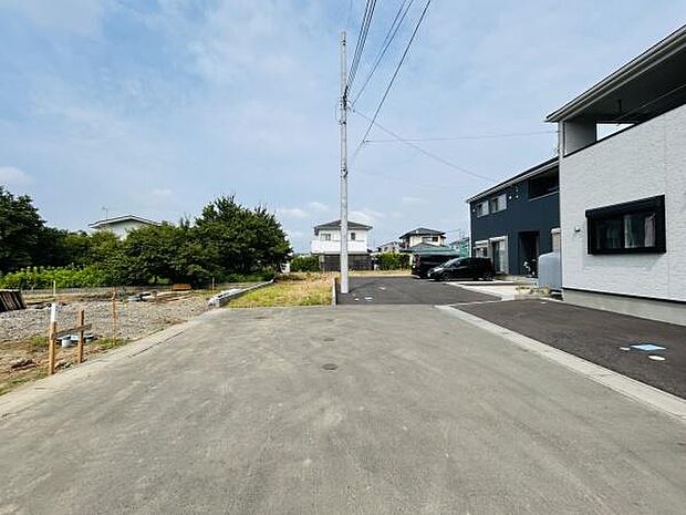 前面道路が広く車の出入りがしやすい環境です。周辺には住宅が並び落ち着いた雰囲気が感じられます。整った舗装と電線の配置で生活利便性も期待できます。区画整理された街並みが印象的です。