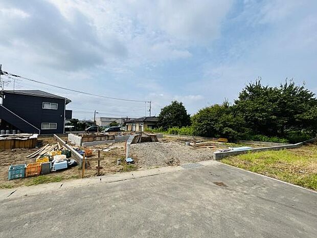 ゆったりとした敷地が広がる現場です。道路に面してアクセスしやすい立地です。周囲には緑もあり落ち着いた雰囲気が感じられます。建設の進捗も分かりやすく今後の変化が楽しみな土地です。