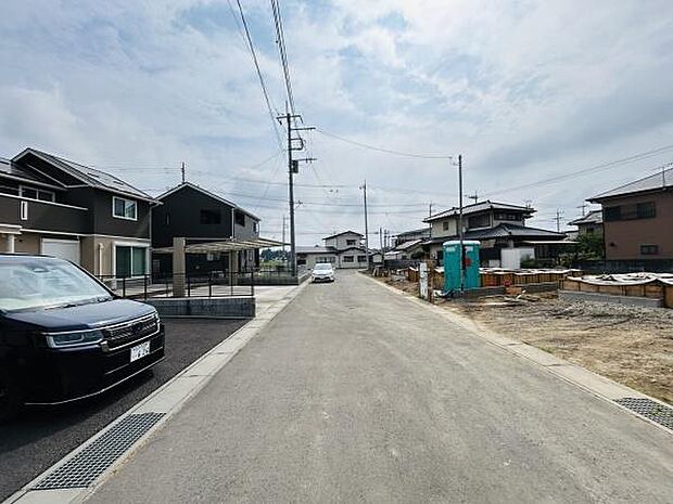 前面道路が幅広く車の出入りもしやすい環境です。周辺は住宅が整然と並びすっきりとした街並みとなっています。道路沿いには新築住宅や建設中の建物も見られ発展が期待できるエリアです。