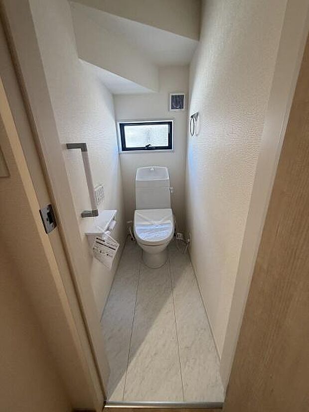 トイレに窓が付いており自然光が差し込みます。手すりが設置されていて安心感があります。清潔感のある内装でお手入れもしやすい仕様です。スペースが有効に活用されています。