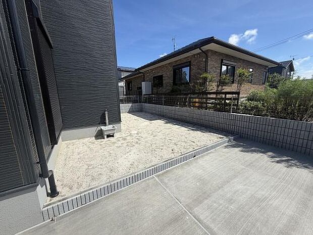 日当たりの良い庭スペースが広がっています。ゆったりとした余裕のある空間が特徴です。敷地全体がフェンスで囲まれておりプライバシーも確保されています。隣家との適度な距離感もあります。