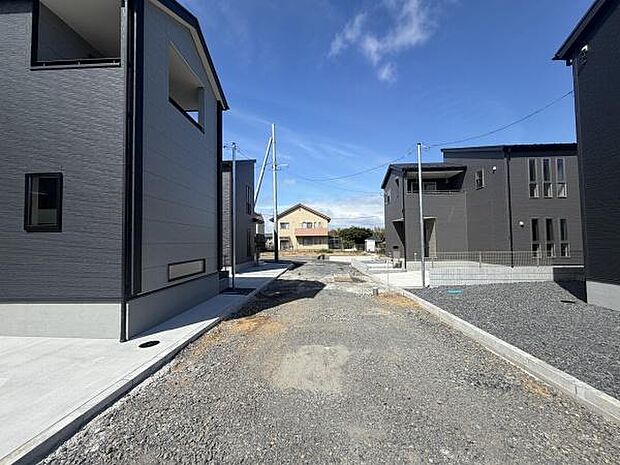 前面道路を含む現地の様子がしっかりと確認できます。周辺に新しい住宅が立ち並び住環境の整った印象を受けます。道幅もゆとりがあり開放感があります。建物同士の間隔も確保されているので圧迫感がありません。