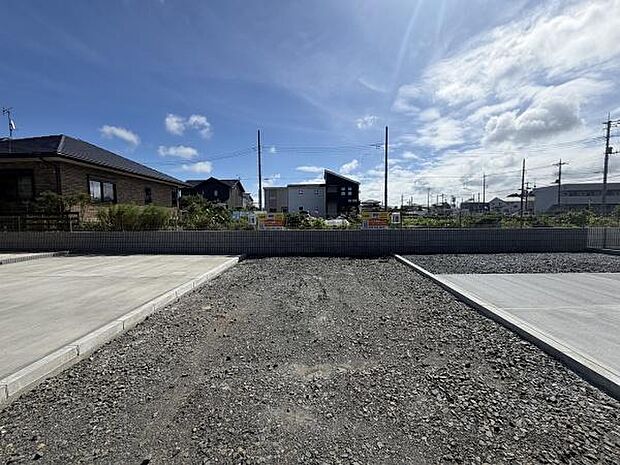 広々とした敷地が確保されており周囲の住宅や道路との距離感もすっきりしています。前面道路がしっかりと整備されているため車の出入りもスムーズです。周囲には低層の住宅が多く視界が開けています。