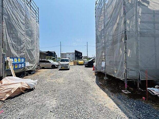 前面道路を含む現地写真です。現地までのアプローチがわかりやすく周囲の状況も確認できます。工事中の様子が見られ敷地の広さや開放感を感じられます。車の進入や駐車のしやすさをイメージできます。