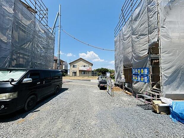 前面道路は広く車の出入りがしやすい印象です。現地は開放的な環境で周囲の様子も確認しやすい状況です。建築中の現場から周辺の景色も確かめられます。現地の状態やアクセスも一目で分かります。