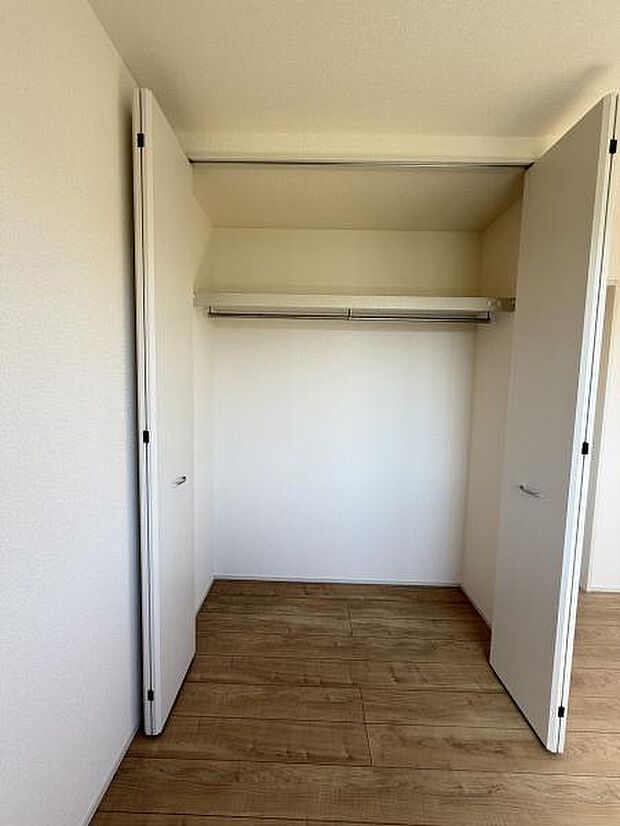 扉が大きく開く収納スペースです。奥行きがあるためさまざまな物の収納に対応できます。シンプルなデザインで室内になじみやすいです。ハンガーパイプも設置されています。すっきりとした印象の収納です。