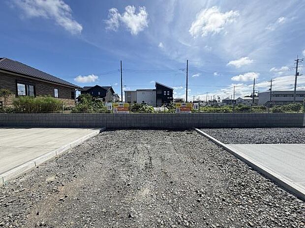 前面道路含む現地写真です。敷地が広く周囲には新しい住宅が建ち並んでいます。開放感のある空が広がり日当たりも期待できます。道路幅も十分で車の出入りがしやすい環境です。