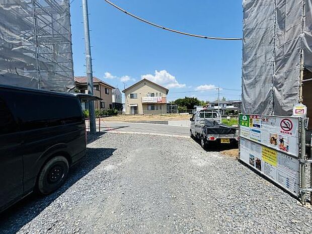 前面道路が広がり車の出入りもスムーズに行えます。現地は開放感があり日当たりも良好です。車両の駐車スペースもしっかり確保されています。閑静な住環境が感じられる現地写真です。