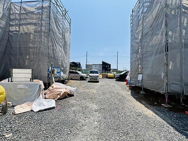 現地前面道路は幅がしっかり確保されており車の出入りがしやすい環境です。周辺には建築中の物件が立ち並び開発が進んでいる様子がわかります。敷地内も広く車の駐車や資材の搬入など多目的にご利用いただけます。