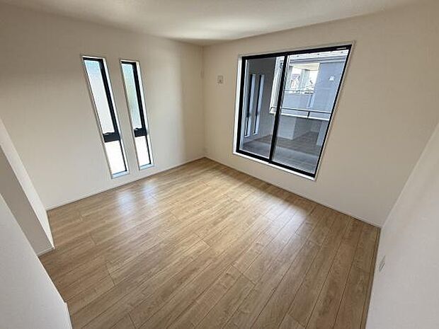 大きな窓から自然光が差し込む寝室です。シンプルな内装で家具の配置がしやすく使い勝手の良い空間が広がります。木目調の床が温かみを感じさせます。採光を工夫した窓の形状もポイントです。
