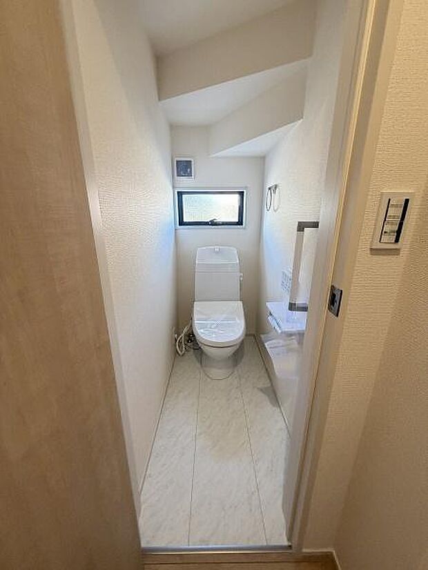 トイレには窓があり自然光を取り入れることができます。清潔感のある内装で落ち着いた空間となっています。手洗いスペースも備えており使い勝手を考慮した設計です。換気にも配慮された配置です。