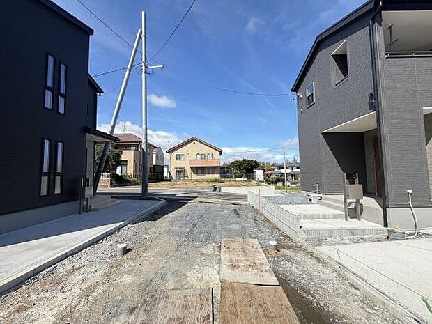 前面道路は広めで車の出入りもしやすい印象です。現地周辺は採光性も感じられる環境です。落ち着いたカラーの建物が並び統一感があります。周囲の住宅との距離も程よく圧迫感が少なめです。