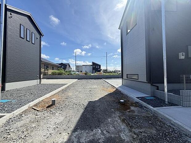 前面道路がしっかり整備されており敷地内へのアクセスもスムーズです。周囲の建物とのバランスが良く開放感があります。日当たりも良好で明るい印象を受けます。住宅街ならではの落ち着いた環境が魅力です。