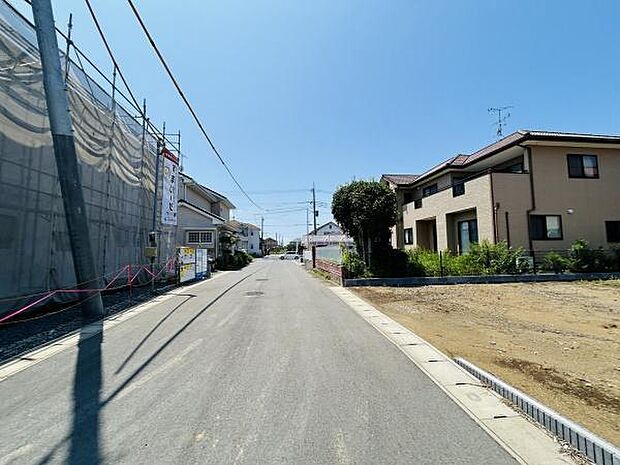 前面道路は幅があり車の出し入れもしやすい環境です。周囲は住宅が立ち並び静かな雰囲気が感じられます。道路沿いには新築の建物も見られ発展中のエリアです。舗装が整っており清潔感のある通りです。