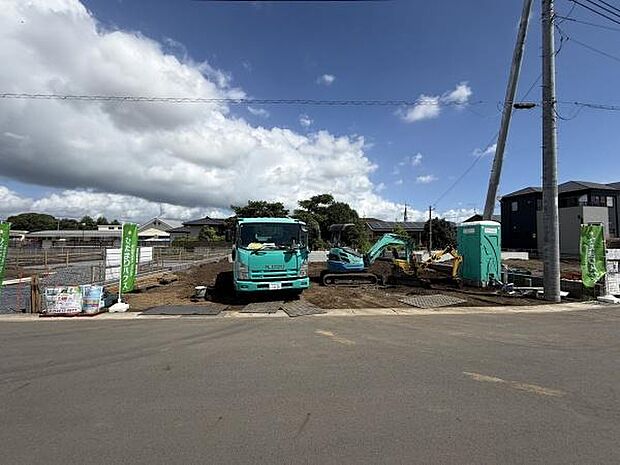 現在工事中の現場の様子が分かる写真です。敷地の広さや周辺の開放感も伝わります。青空の下での作業風景が印象的です。重機や設備も整っています。全体の様子が把握できます。
